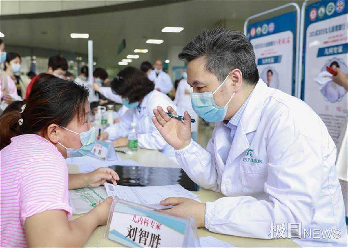 武汉妇女儿童健康行启动，近30名专家团为远城区妇儿送“健康大礼包”